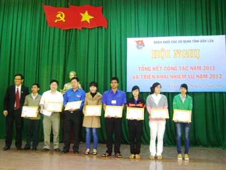 Đại diện Công ty bảo hiểm nhân thọ Prudentila trao học bổng cho các học sinh nghèo học giỏi