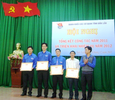 Đại diện Lãnh đạo Đoàn khối Các cơ quan tỉnh trao Giấy khen cho 4 tập thể...