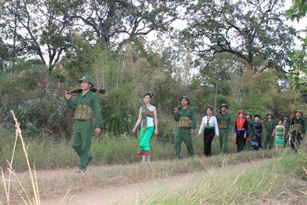 Đội Thông tin lưu động cùng lên chốt với cán bộ chiến sĩ biên phòng