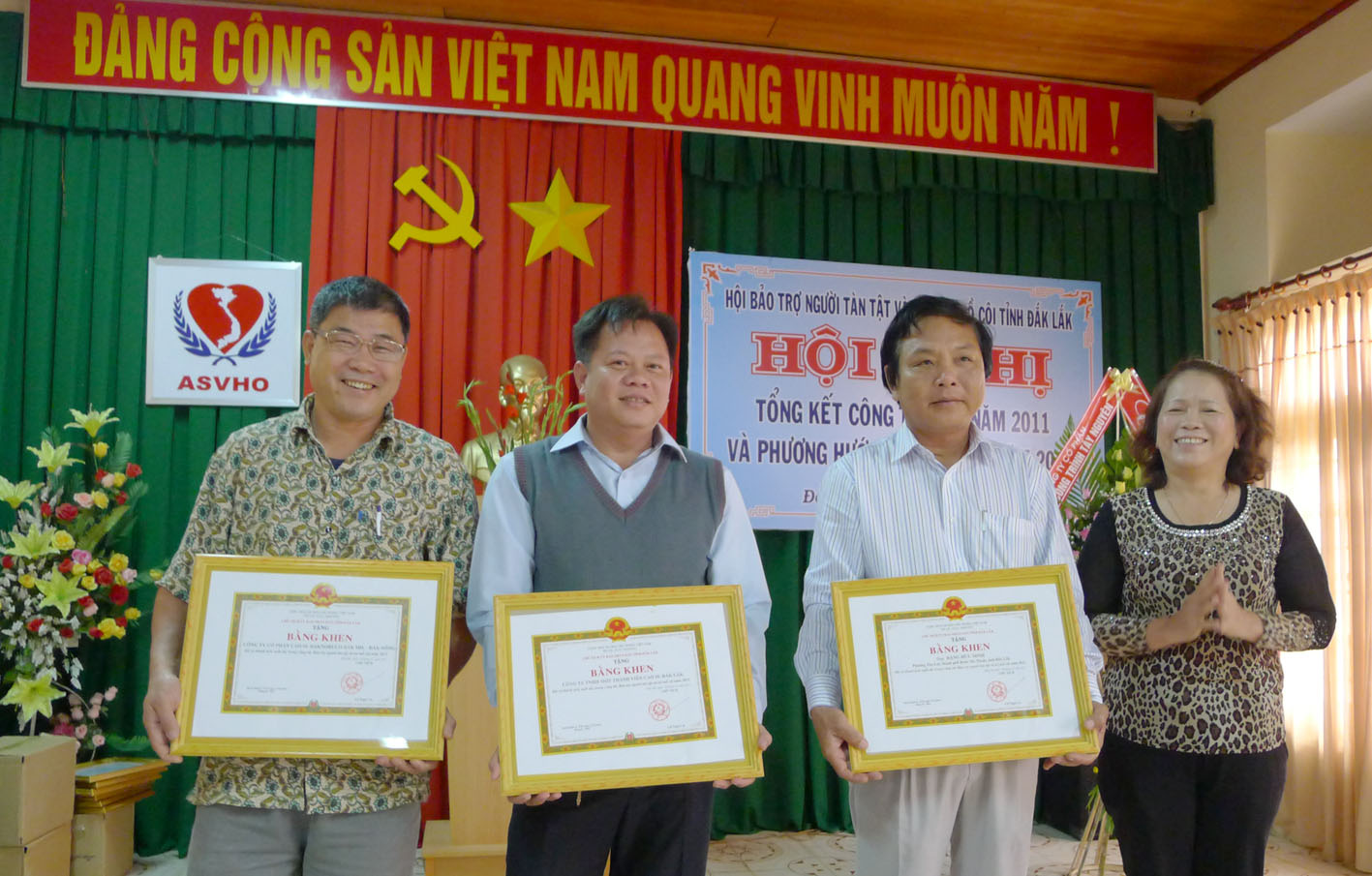 Bà Nguyễn Thị Vân, Chủ tịch Hội Bảo trợ người tàn tật và trẻ mồ côi tặng Bằng khen của Trung ương Hội  các tập thể, cá nhân