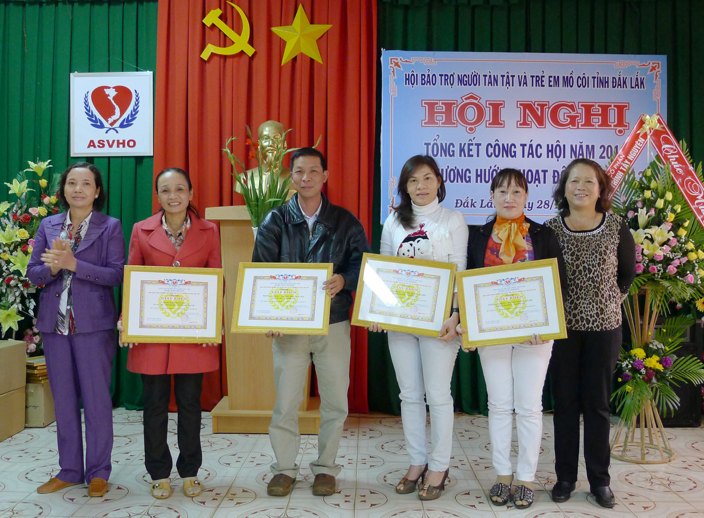 Lãnh đạo Sở LĐTB&XH trao Bằng khen UBND tỉnh tặng các tập thể, cá nhân tích cực đóng góp, ủng hộ quỹ Hội trong năm qua