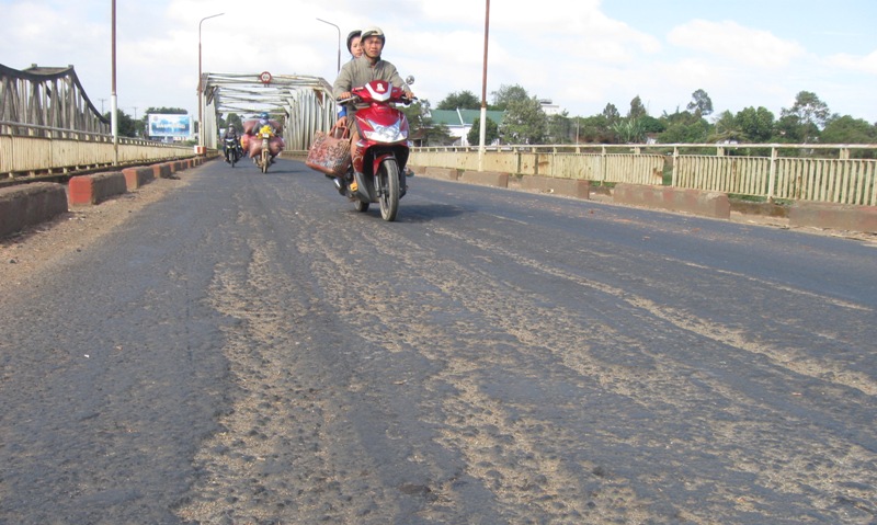Mặt đường trên cầu bị bong tróc hết lớp nhựa