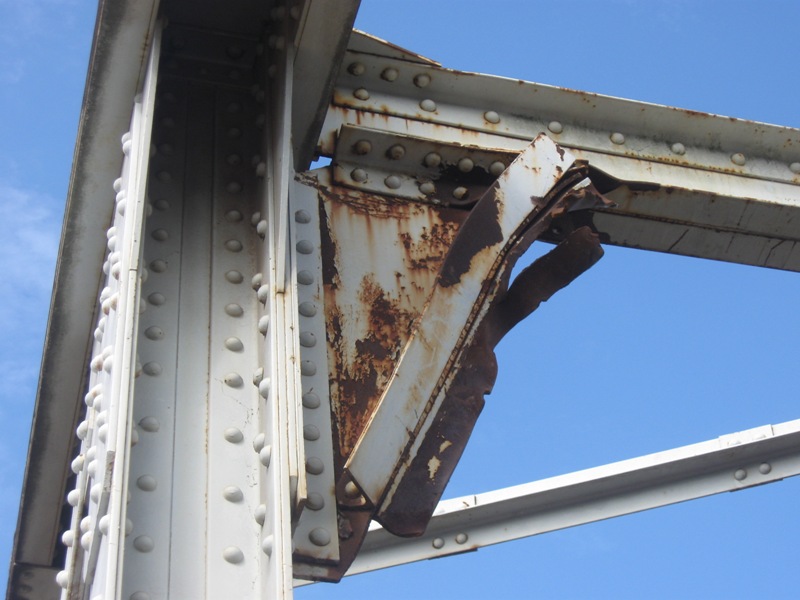 Nhịp cầu nhiều chỗ bong hết sơn bảo vệ nên bị ghỉ