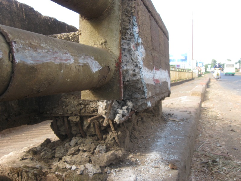 Trụ nối lan can cũng không còn nguyên vẹn