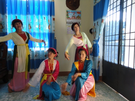 Câu lạc bộ dân ca Ea Bhôk đang biểu diễn