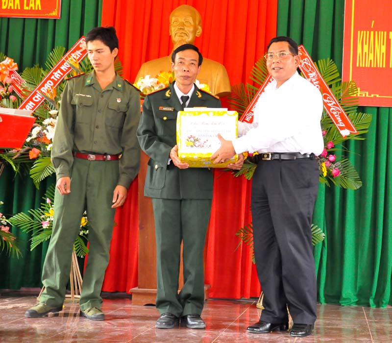 Bí Thư Tỉnh ủy Niê Thuật chúc Tết cán bộ chiến sỹ Đồn Biên phòng 743