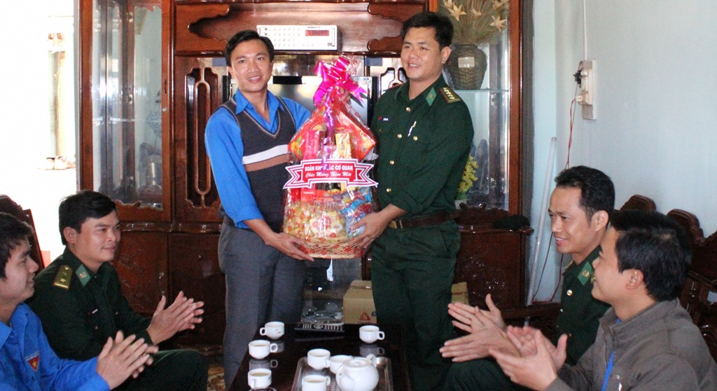 Trao quà đồn biên phòng 739 (Đá Bằng)