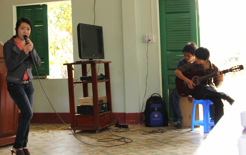 Cùng các chiến sĩ cất vang lời ca, bài hát mừng Đảng, mừng xuân