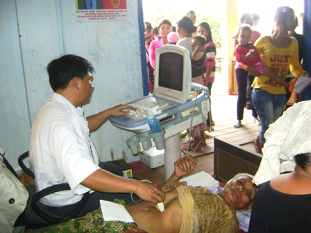 Các bác sĩ mang cả máy siêu âm...