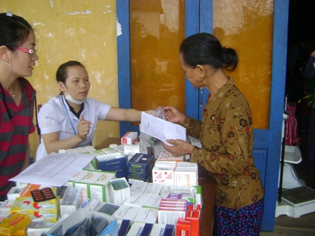 cấp phát thuốc miễn phí cho người nghèo