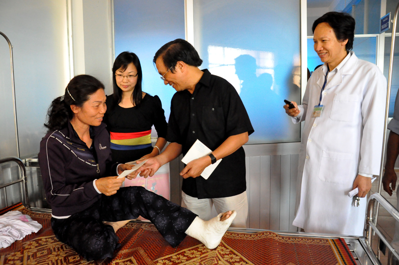 Ttặng quà gia đình chính sách, hộ nghèo và bệnh nhân nghèo tại buôn kết nghĩa và Bệnh viện Đa khoa TP. Buôn Ma Thuột