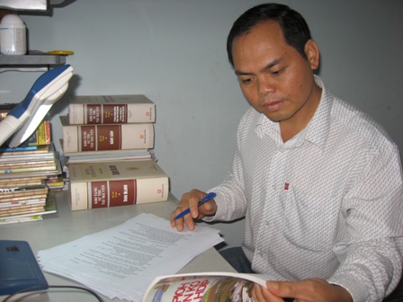 Anh Y Jek Niê Kdăm say mê dịch từng trang sử thi