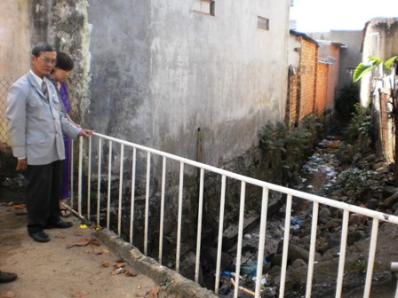 Ông Đoàn Ngọc Khuê đang tìm hiểu việc ô nhiễm môi trường trên địa bàn phường Tân Tiến (TP. Buôn Ma Thuột).