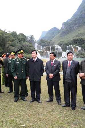 Chủ tịch nước Trương Tấn Sang thăm thác Bản Giốc, ngày 8-12-2011.