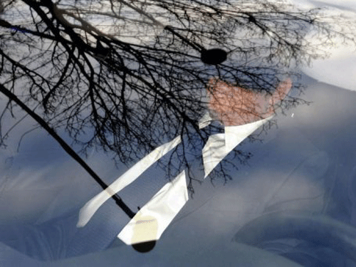 Ông Dominique Strauss-Kahn ngồi trong xe tại trụ sở cảnh sát ở Lille hôm 21-2 - Ảnh: Internet