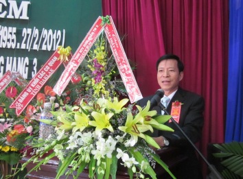 Giám đốc BVĐK tỉnh Bùi Trường Phong báo cáo thành tích của BV tại buổi lễ