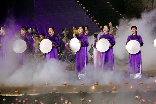 Áo dài tím vẫn dịu dàng mang nét đặc trưng rất riêng của người con gái xứ Huế cũng hiện diện duyên dáng trong chương trình