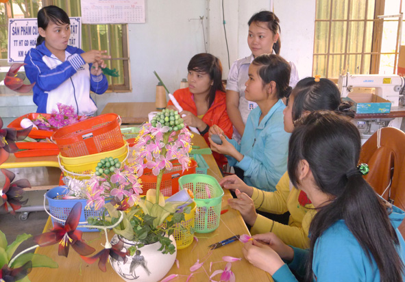 Dạy nghề làm hoa voan cho người khuyết tật ở Trung tâm Hỗ trợ Phát triển  và Giáo dục trẻ khuyết tật tỉnh.  