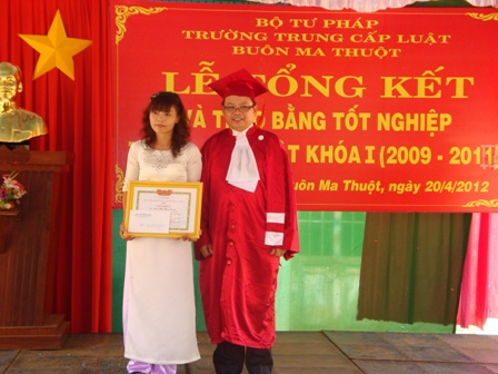Lãnh đạo Trường Trung cấp Luật Buôn Ma Thuột tặng Giấy khen giáo viên 