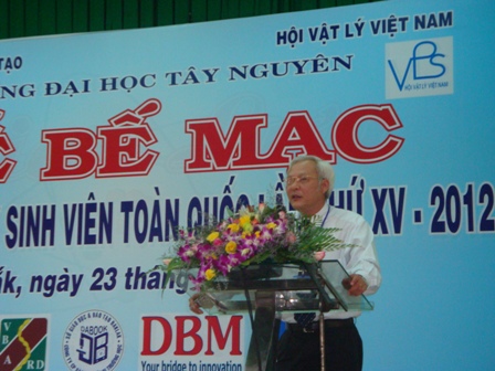 Hiệu trưởng Trường Đại học Tây Nguyên Nguyễn Tấn Vui phát biểu bế mạc Hội thi