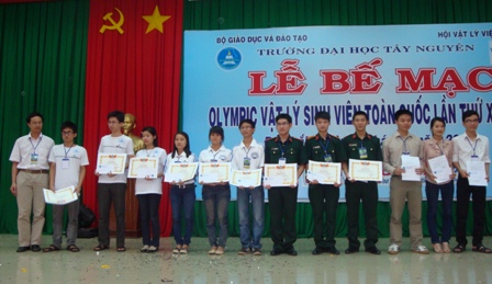 Ban tổ chức tặng trao thưởng sinh viên đoạt thành tích cao phần thi lý thuyết 