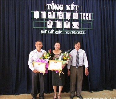 Đại diện Sở GD-ĐT tặng Giấy khen cho 2 tập thể 