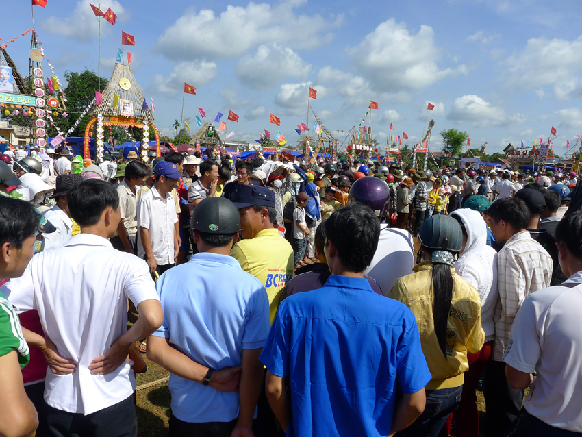 Đông đảo người dân về dự Hội