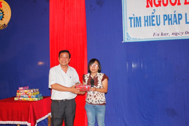 Sau mỗi câu trả lời đúng, thí sinh công nhân sẽ được ban tổ chức trao quà