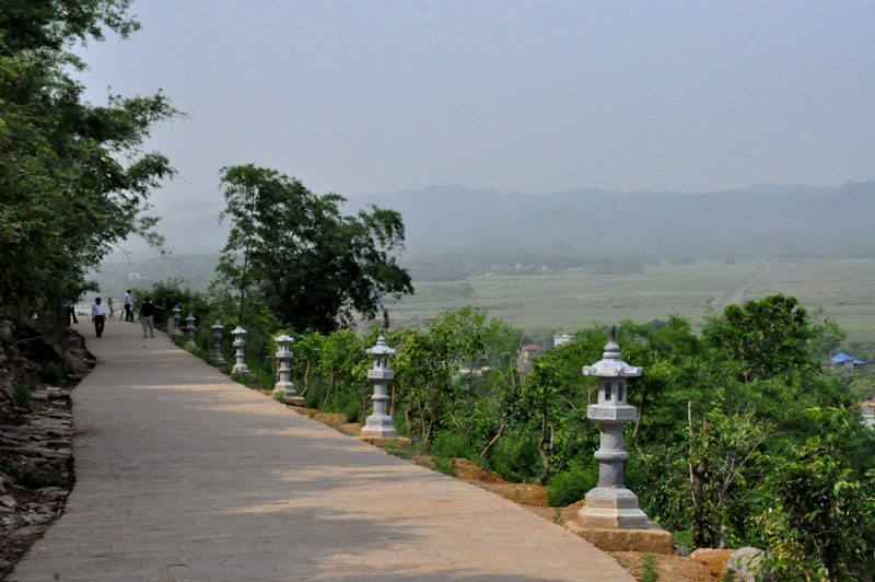 Nối giữa Chùa Bái Đính cổ và Chùa Bái Đính mới là con đường bê tông lưng chừng núi
