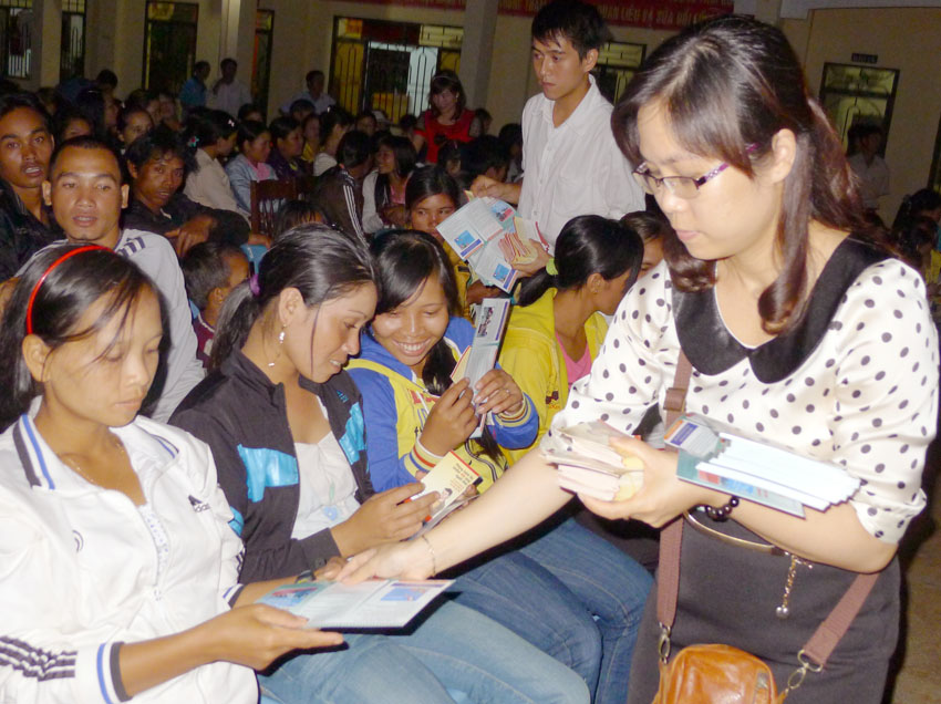 Ban tổ chức phát tờ rơi tuyên truyền về phòng chống ma túy, HIV/ AIDS,...