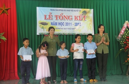 Ban Công tác Phụ nữ và Đoàn thanh niên Công an tỉnh trao học bổng tặng học sinh  có hoàn cảnh khó khăn, học  giỏi