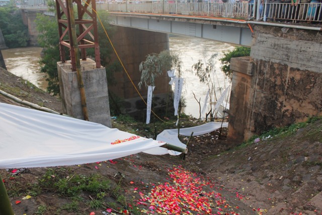 Chiếc cầu gọi hồn bằng vải trắng nối từ đàn chiêu hồn tới đàn thờ hương linh các nạn nhân tử nạn