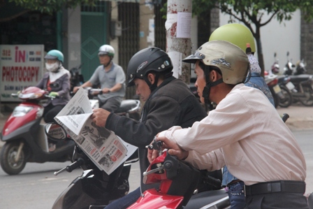 Phụ huynh tranh thủ tìm hiểu bài giải các môn thi trước