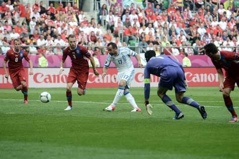 Gekas tận dụng sai lầm của Petr Cech 