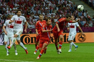 Dzagoev đánh đầu mở tỷ số trận đấu