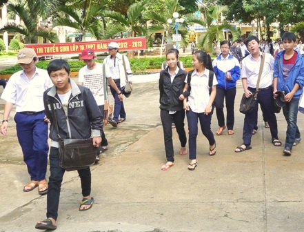 Thí sinh thi tuyển vào Trường THPT  Buôn Ma Thuột kết thúc môn thi  