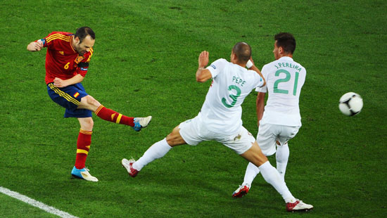 Dù làm chủ thế trận, nhưng Tây Ban Nha hoàn toàn bế tắc trong việc tìm đường vào khung thành đối phương