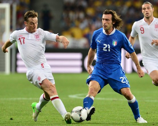Andrea Pirlo (phải) tiếp tục là 