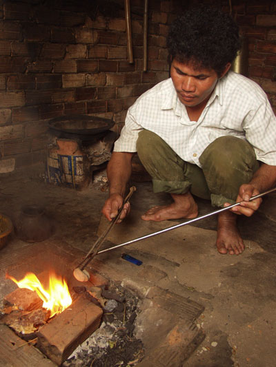 Công đoạn làm Srí thô sơ nhưng tỉ mẩn, cầu kỳ.