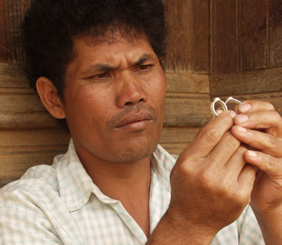 Anh Ya Tuất bên một cặp nhẫn