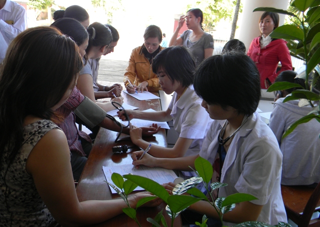 Ngày hội hiến máu nhân đạo đã thu hút đông đảo sự ủng hộ tham gia của cán bộ nhân viên và tư vấn viên công ty