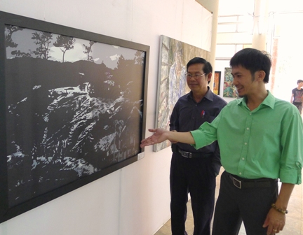 họa sĩ Hoàng Chiến giới thiệu về bức tranh đồ họa của mình với người xem