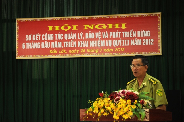 Ông Y Rít Buôn Jă - Phó Giám đốc Sở NN-PTNT, Chi cục trưởng Chi cục Kiểm lâm đọc báo cáo tại hội nghị