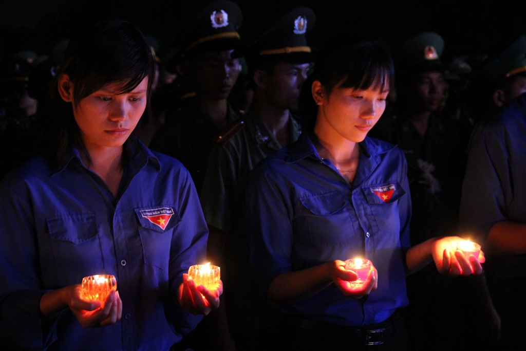 tưởng nhớ các anh hùng liệt sĩ.