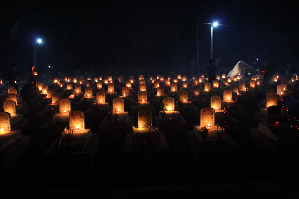 Nghĩa trang được thắp sáng, lung linh...