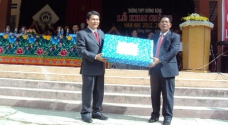 ...và tặng quả cho thầy và trò Trường THPT Krông Bông