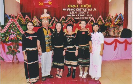 Các văn nghệ sĩ người dân tộc thiểu số tại Đại hội Hội VHNT Dak Lak                                                     nhiệm kỳ 2010-2015.               (Ảnh minh họa) 