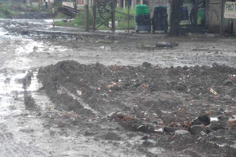 Vật liệu yếu, phương tiện thi công thô sơ...