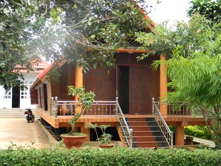 Nhiều ngôi nhà dài trong buôn  Akô D'hông  (phường Tân Lợi - TP. Buôn Ma Thuột). được đầu tư nâng cấp, sửa sang lại  đẹp hơn. 