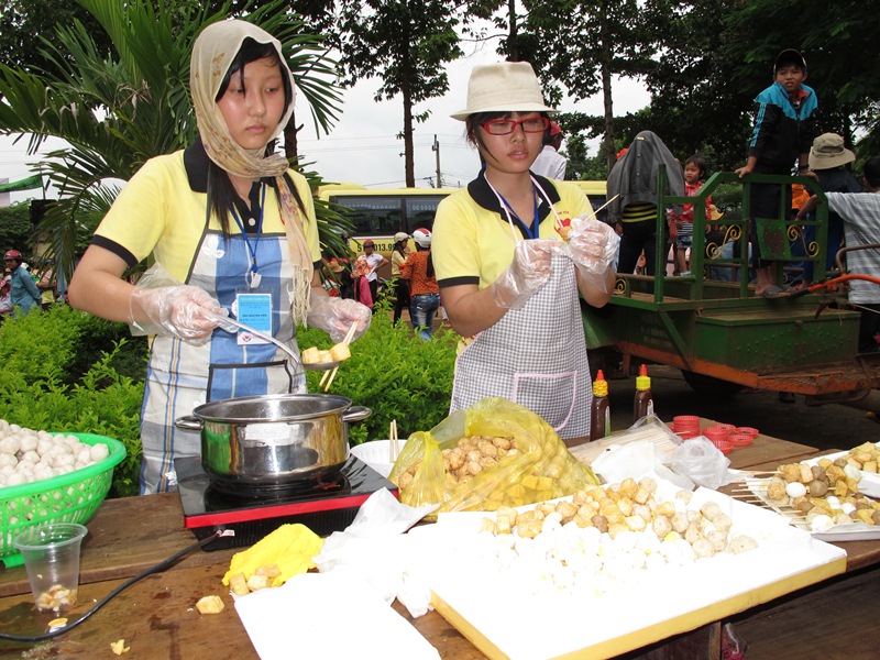 Chuẩn bị gian hàng ẩm thực cùng các món ăn hấp dẫn tuổi thơ